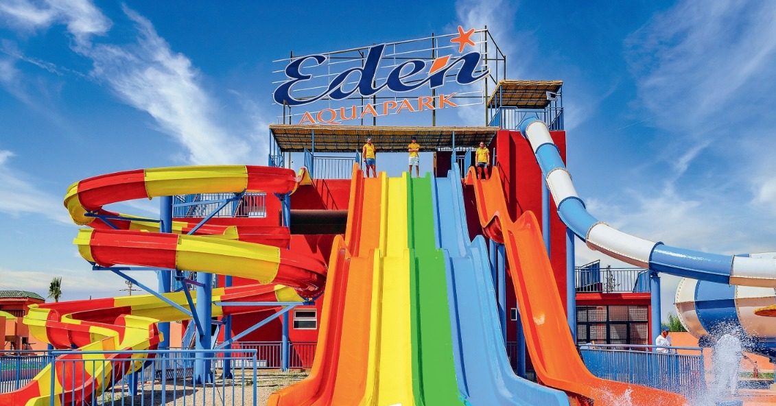 Tour de toboggans d'Eden Aquapark Marrakech avec l'enseigne du parc et le MultiSlide &agrave; 4 couloirs