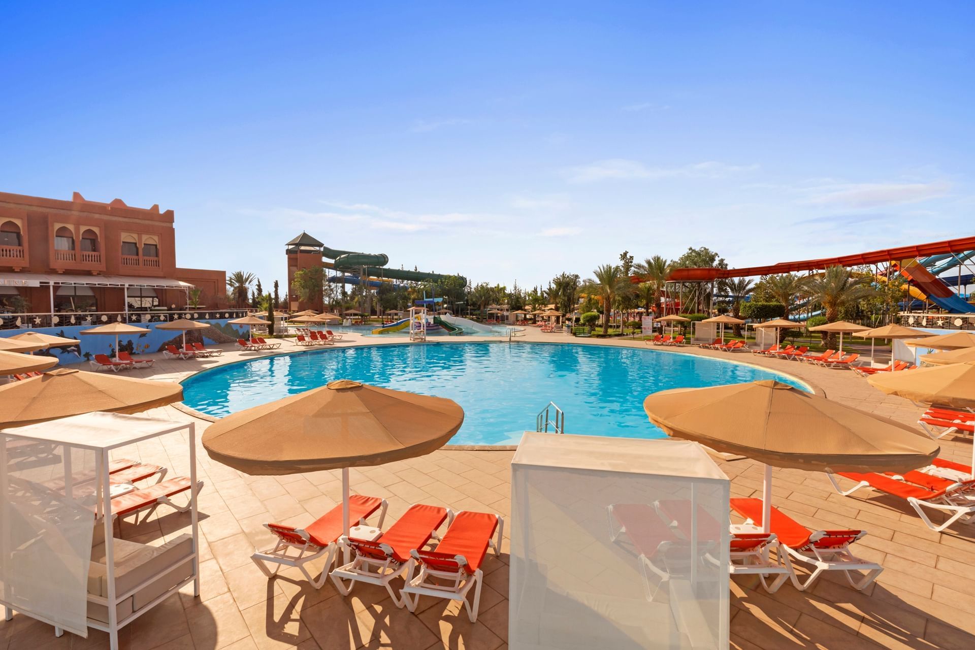 Piscine principale et toboggans